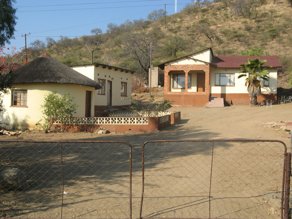 Ботсвана, Двор в Серове с типичната кръгла къщичка и постройки за живеене

